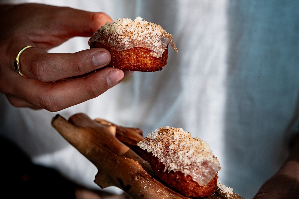 La croqueta Carbonara del restaurante Urbà, un homenaje a Italia para celebrar el Día Internacional de la Croqueta