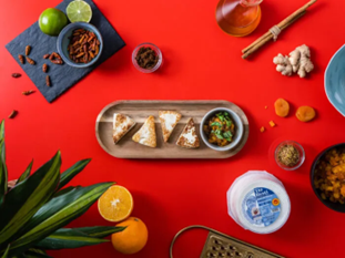 TGT presenta una receta fresca y sorprendente para este verano: queso Tío Resti a la plancha con chutney de orejones